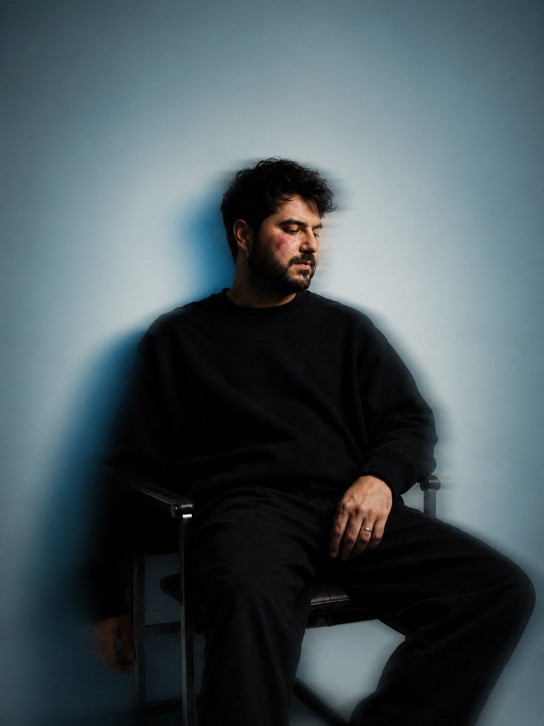 Gabriel Lemos, fundador da KIИO 3D, sentado em estúdio
